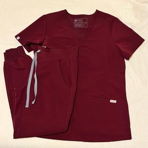 FIGS women’s scrub set - XS Casma scrub top & XSP Zamora joggers